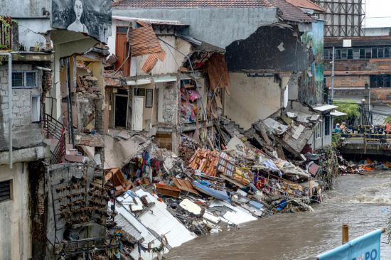 这是2025年9月10日在印度尼西亚巴厘岛登巴萨拍摄的遭到破坏的建筑。新华社发(迪基摄)