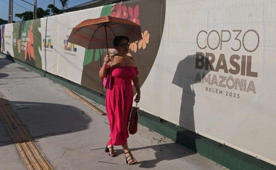 2025年11月4日,在巴西北部帕拉州贝伦市,一名女子从贝伦城市公园外《联合国气候变化框架公约》第三十次缔约方大会(COP30)的标识前经过。新华社发(卢西奥·塔沃拉摄)