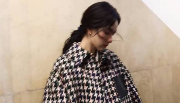 陈都灵发丝微乱，氛围感十足。