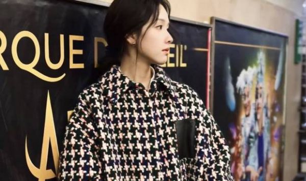 陈都灵眼神灵动。