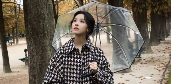 陈都灵清冷感十足。