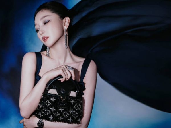 周冬雨梳着复古盘发。