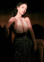 宋茜亮片露背裙性感美艳 四肢纤细身材高挑