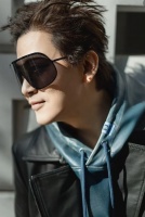 香港知名男星近况曝光！出席活动眼睛浮肿，面部僵硬被指整容过度