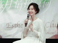 61岁关咏荷近照曝光，素颜出镜状态好，张家辉回应她是否复出拍戏