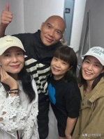 51岁郭羡妮近照曝光，脸颊离奇肿胀变正方形，屡传婚变引发热议