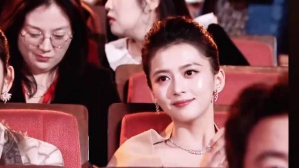 合诗雨高清镜头展现无龄感美貌