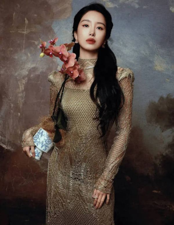 杨采钰捧着一捧花，美人配红花，画面养眼。