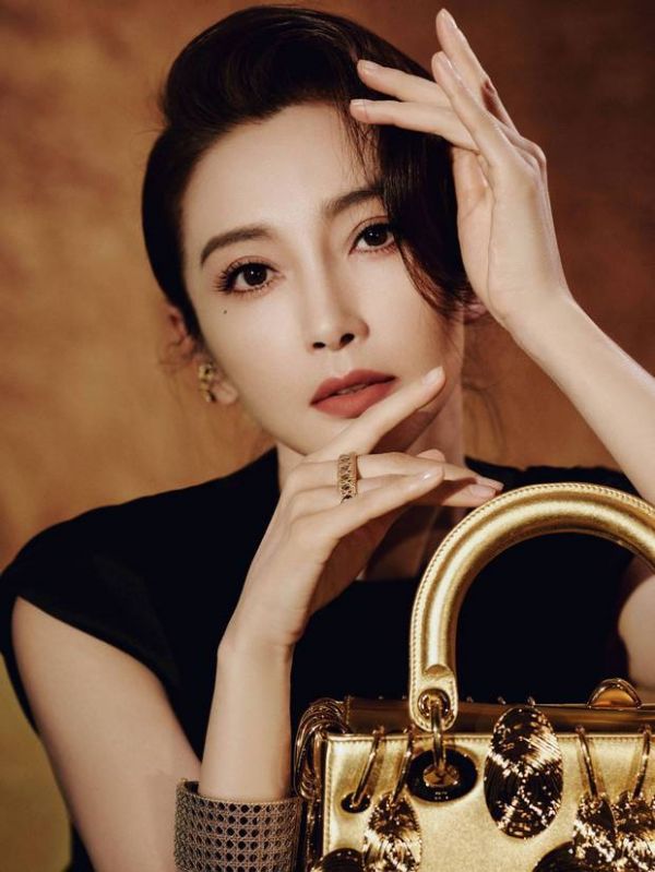 搜狐娱乐讯 近日，工作室分享一组李冰冰的美照。图中，李冰冰盘发造型优雅高贵，眼神凌厉气场强大。