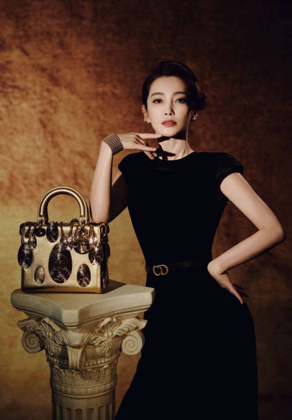 李冰冰单手掐腰，姿态优雅。