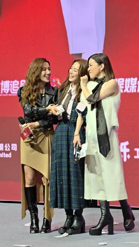 佘诗曼、李施嬅、王敏奕现场上演一家三口