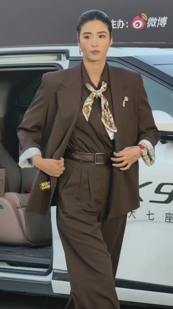 赵丽娜亮相竞燃之夜,气场超强,一身西装A爆了