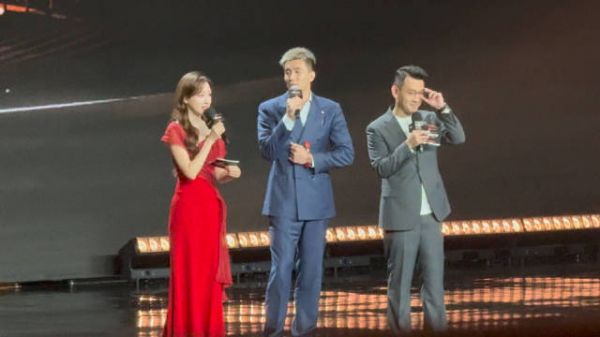 临时有事提前走了，竟然错过了艾伦唱歌的环节