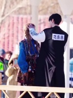 白鹿范丞丞体验塔吉克族见面礼，亲右手心摸头互动