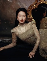 杨采钰穿鎏金长裙明艳动人，化身古典美人