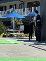 何超莲在澳洲度假窦骁作陪，两人共进晚餐好温馨，窦骁左手戴婚戒