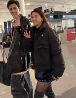 经超和老婆牵手出门，45岁小李琳不化妆憔悴，生两个孩子腿还很细