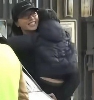 41岁白百何接孩子放学，素颜不像女明星，5岁小儿子被抱着腿好长