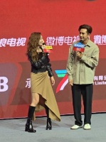 李施嬅马国明即兴演绎塑料姐妹花撞衫戏码