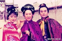 红楼梦里的一对亲姊妹，两人都参与了四大家族联姻，感情极好