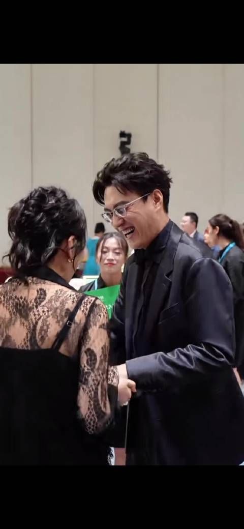 靳东闫妮两人像老嫂子见面的感觉