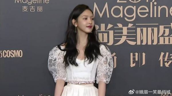 章若楠一袭白裙走红毯,一笑梦回顾湘森,不愧白月光般存在丨红毯