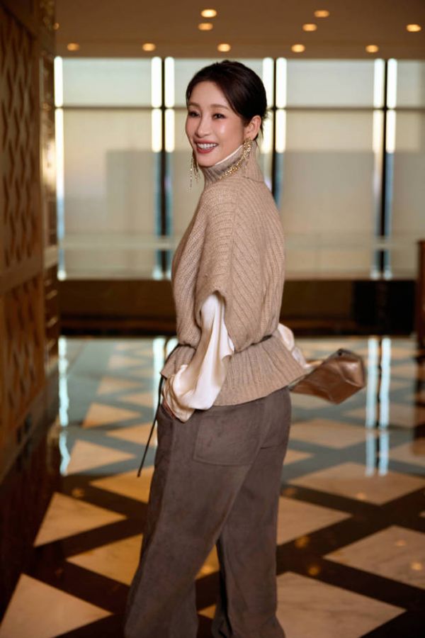 秦海璐面露灿烂笑容，心情愉悦。