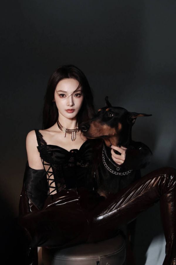 搜狐娱乐讯 近日,一组彭小苒的大片曝光,她一身黑色气场拉满。