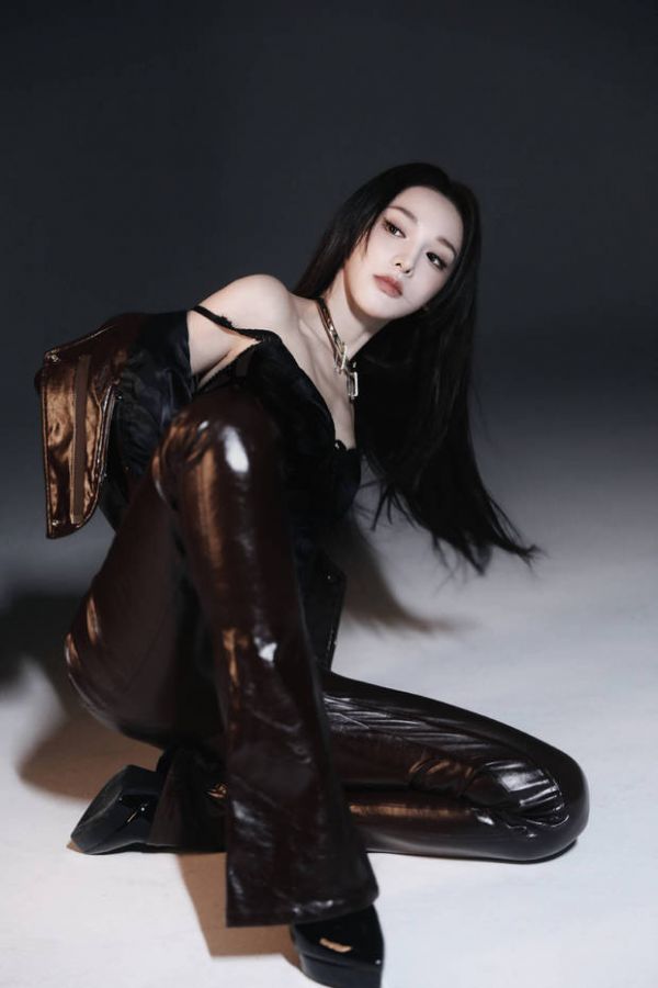 彭小苒做出各色pose,表现力好绝。