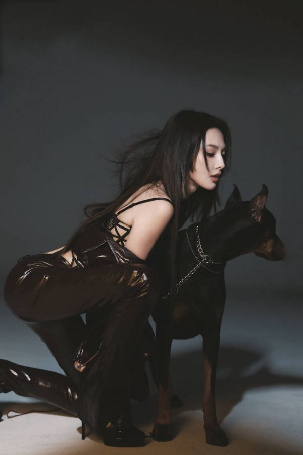 彭小苒侧颜精致。