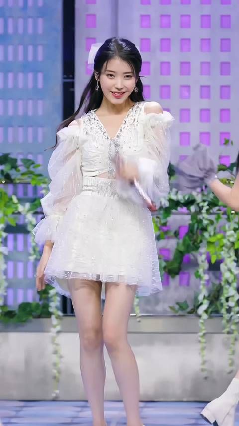 iu李知恩 小白裙穿出了性感的味道！