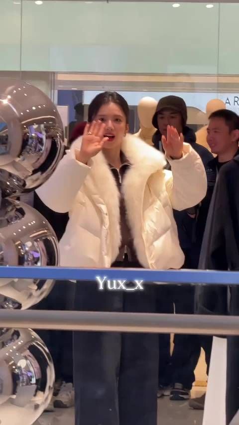 张婧仪活动结束后和大家打招呼,说辛苦啦