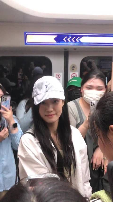 卢昱晓机场穿搭引热议，米色开衫白T成爆款