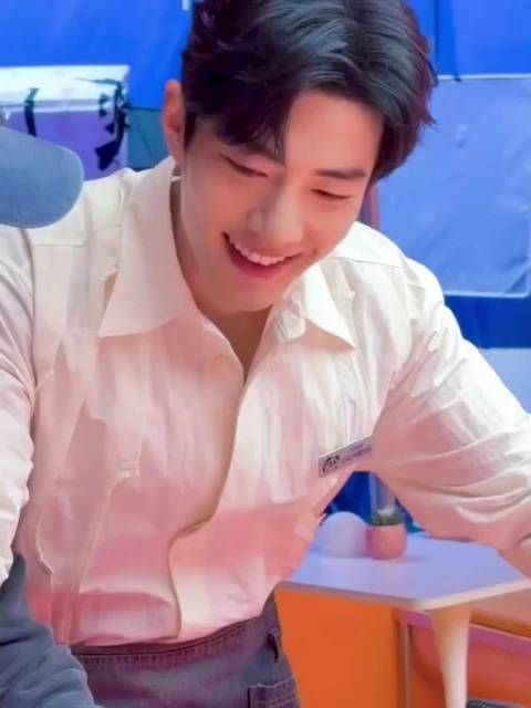 肖战真是每天带来新惊喜，新剧路透看起来真是男大学生即视感～好清爽好帅气