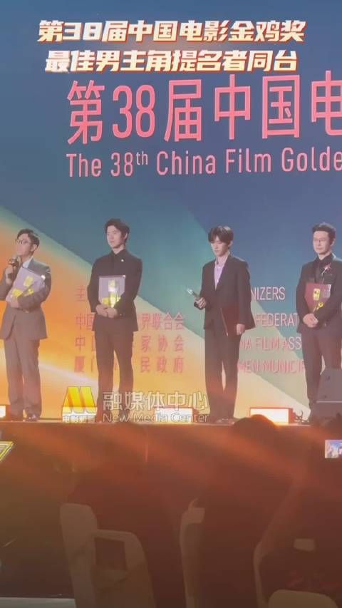 易烊千玺刘昊然黄晓明大鹏同框领奖,只有朱一龙没有去,朱一龙越来越大牌了!