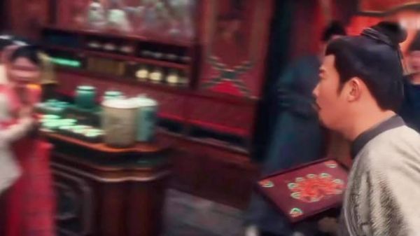 员工上班谈恋爱被拍,网友直呼甜蜜