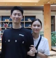 何超莲澳大利亚偶遇，穿紧身裤臀扁又塌，窦骁紧盯娇妻难掩好心情