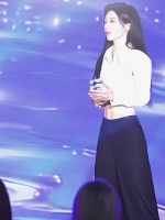 沈梦瑶活动暖心帮许靖韵提裙摆