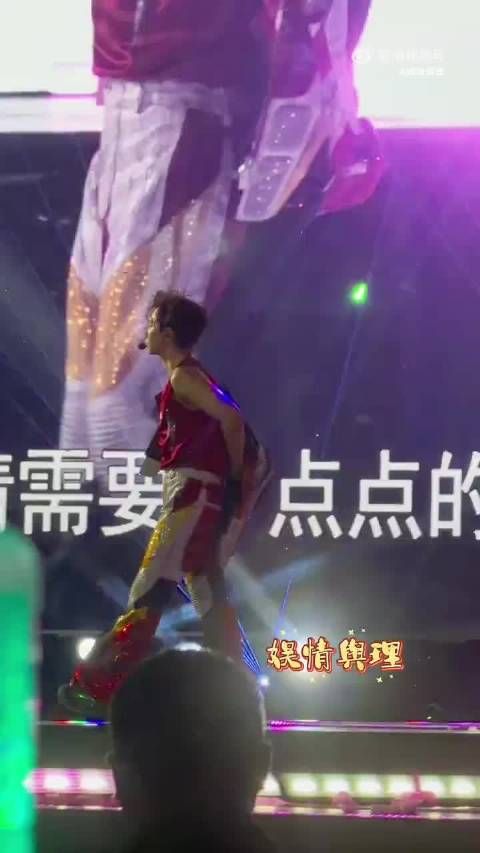 汪苏泷舞台脱衣引观众尖叫