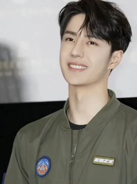 王一博发型百变展现多面魅力