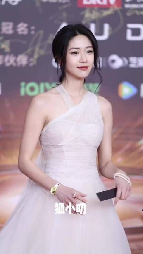 已经好久没在红毯上看到这种素素的小白花了,乍一看有点沁人心脾——向涵之