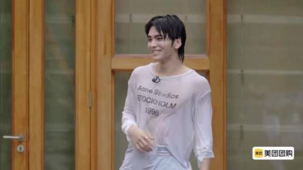 刘嘉玲调侃赵柯淳穿泳衣太性感,对方红温落水