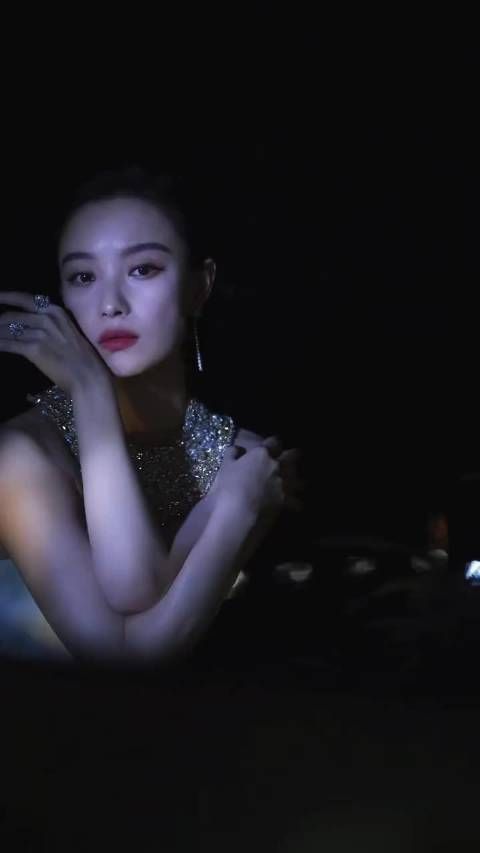 倪妮金鸡奖穿珠片白裙秀翘臀,与燥侯同台主持