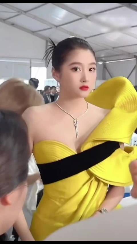 关晓彤、陈都灵一起登上红毯入场仪式,这个组合对大家眼睛很友好