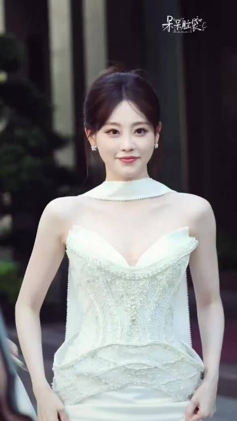 祝绪丹金鸡奖红毯白色礼裙造型优雅亮相