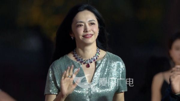 姚晨阿玛尼高定亮相金鸡奖