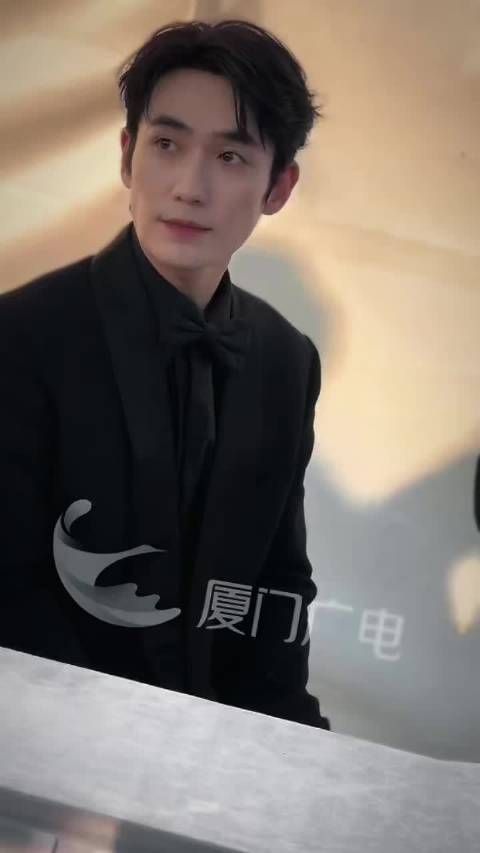 朱一龙一身黑色西装亮相第38届金鸡奖颁奖儒雅帅气!