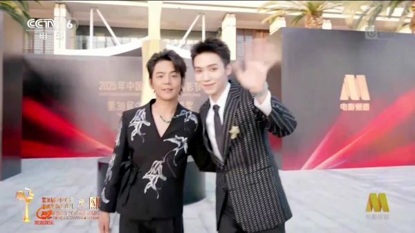 罗一舟丁真前合照,感情不错!