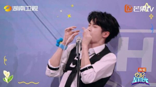 檀健次吹气球间隙即兴演奏萨克斯