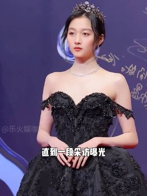 为何关晓彤十六年不换造型师?本以为重情义,一段采访揭开真相 ,金鸡奖座位